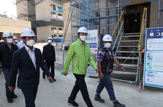 LH 김현준 사장이 세종 행정중심복합도시 4-2M3BL 건설현장을 점검하고 있다.