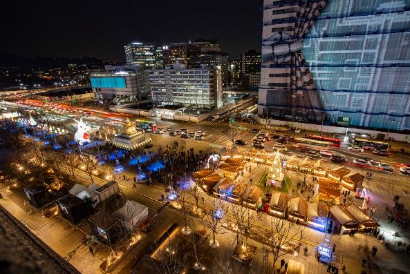 2022 서울 빛초롱 & 광화문광장마켓이 개최 중인 광화문광장 전경